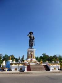 Vientiane- Anouvong-Statue 02